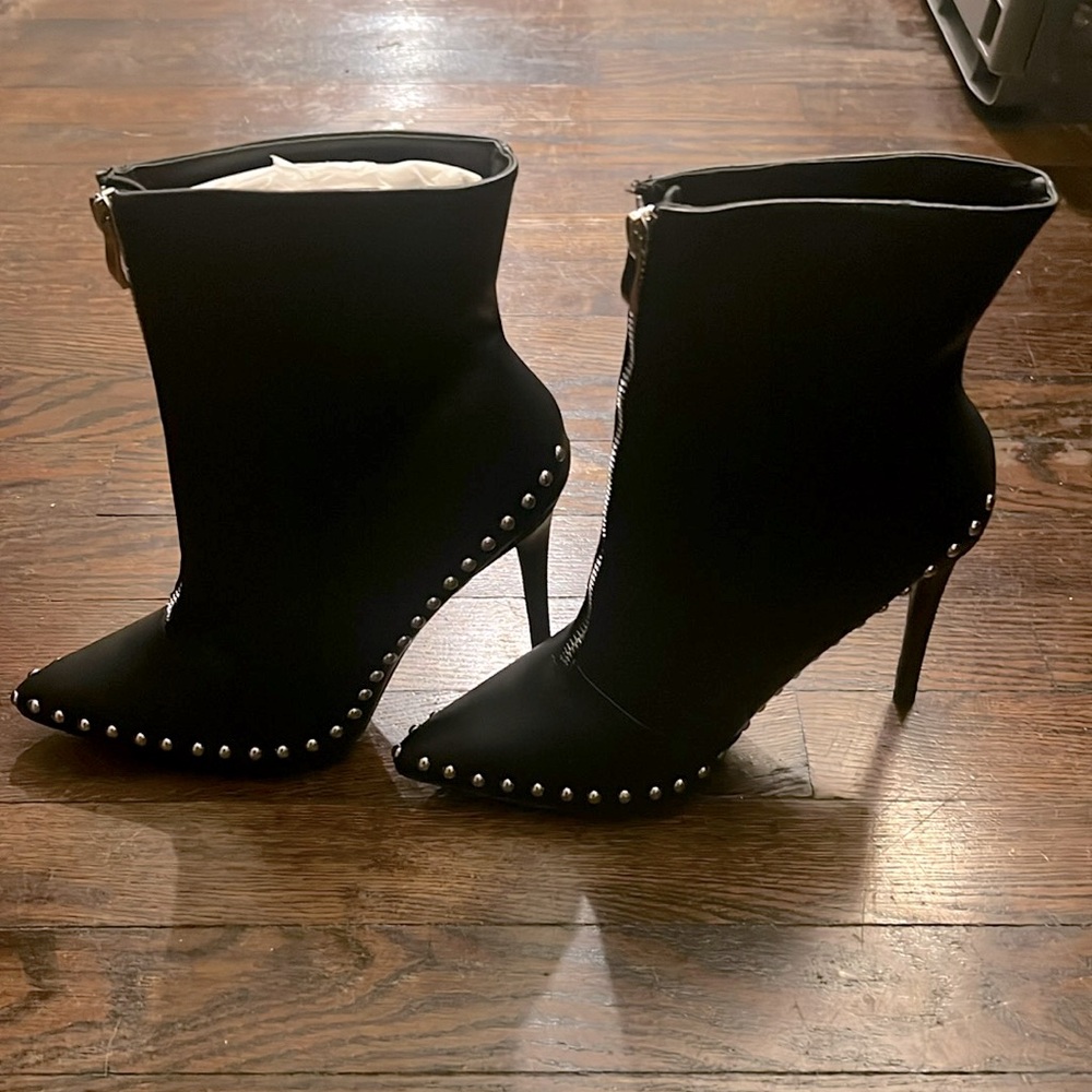 Wild Diva Lounge Black Shoes with zipper in the front Size 9